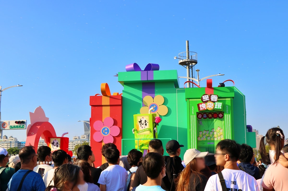 2025 OPEN!夢時代大氣球遊行‧OPEN大氣球遊行來了！高雄夢時代熱鬧登場，超過20組卡通偶像 OPEN! RUN氣球路跑!!