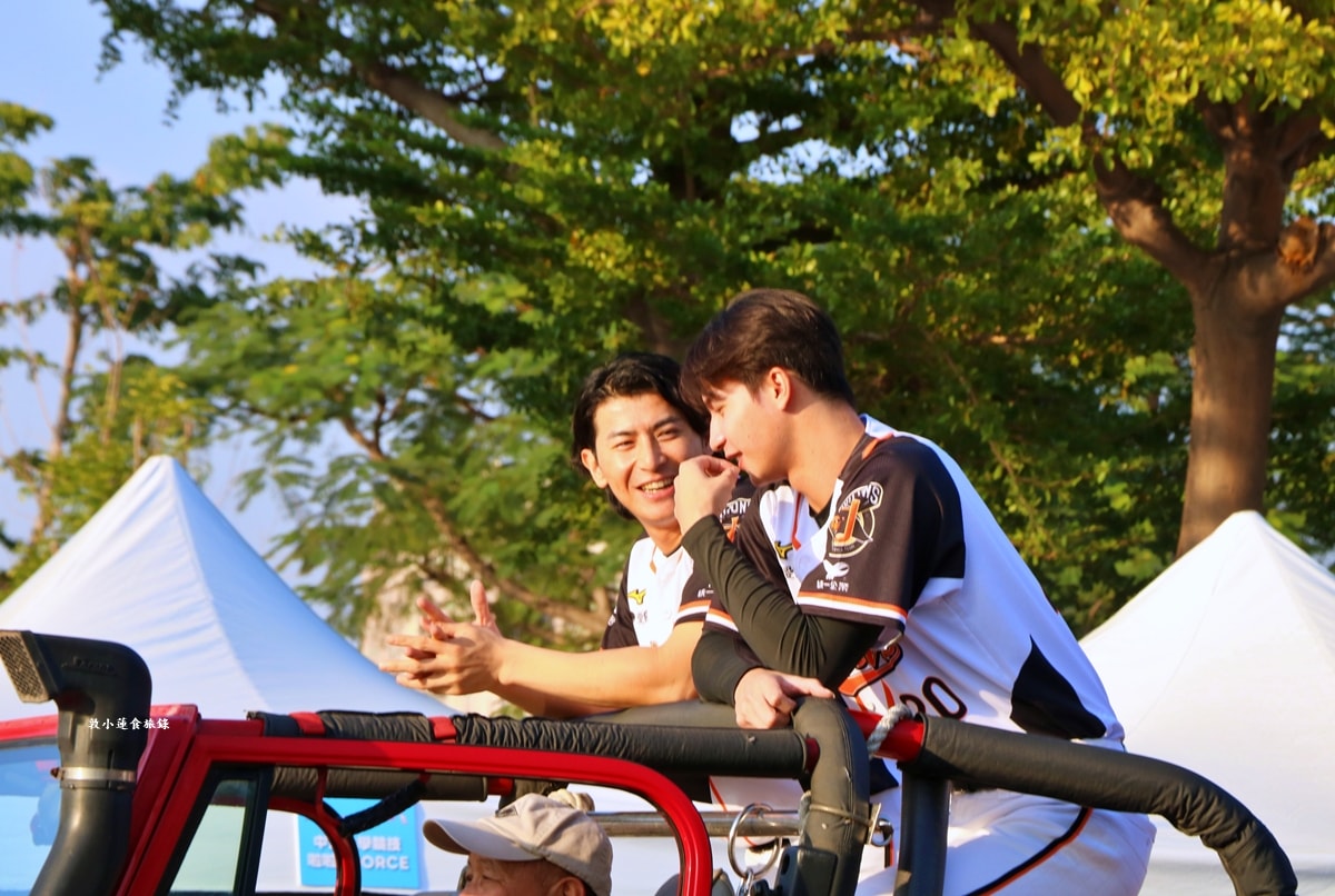 2025 OPEN!夢時代大氣球遊行‧OPEN大氣球遊行來了！高雄夢時代熱鬧登場，超過20組卡通偶像 OPEN! RUN氣球路跑!!