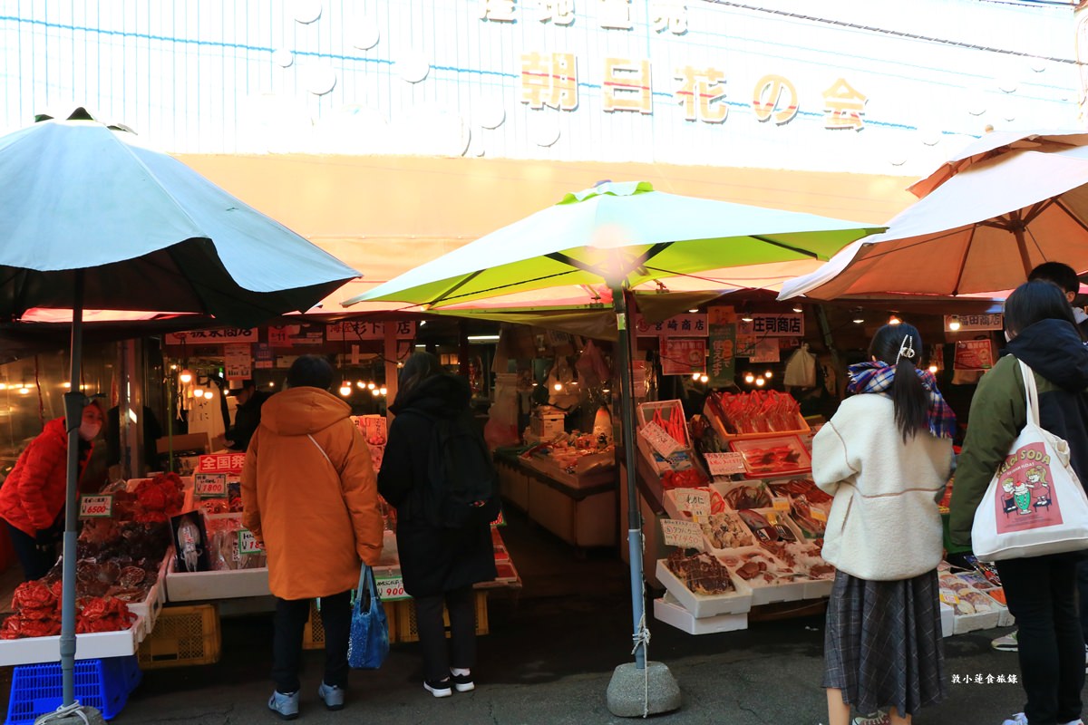 【北海道函館】函館朝市‧海鮮控看這裡,帝王蟹當早餐,滿當當海鮮料理等你逛 - 第8張圖