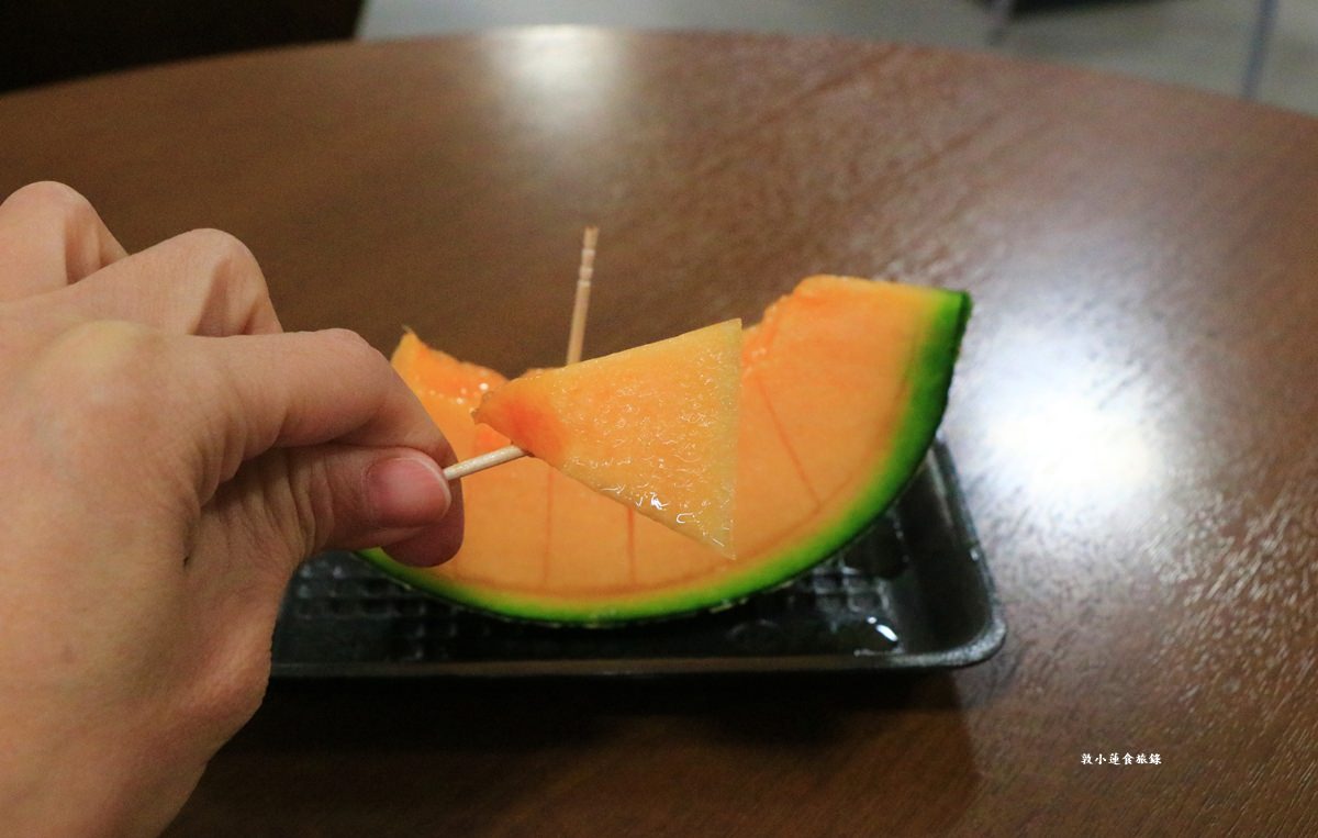 【北海道函館】函館朝市‧海鮮控看這裡,帝王蟹當早餐,滿當當海鮮料理等你逛 - 第37張圖