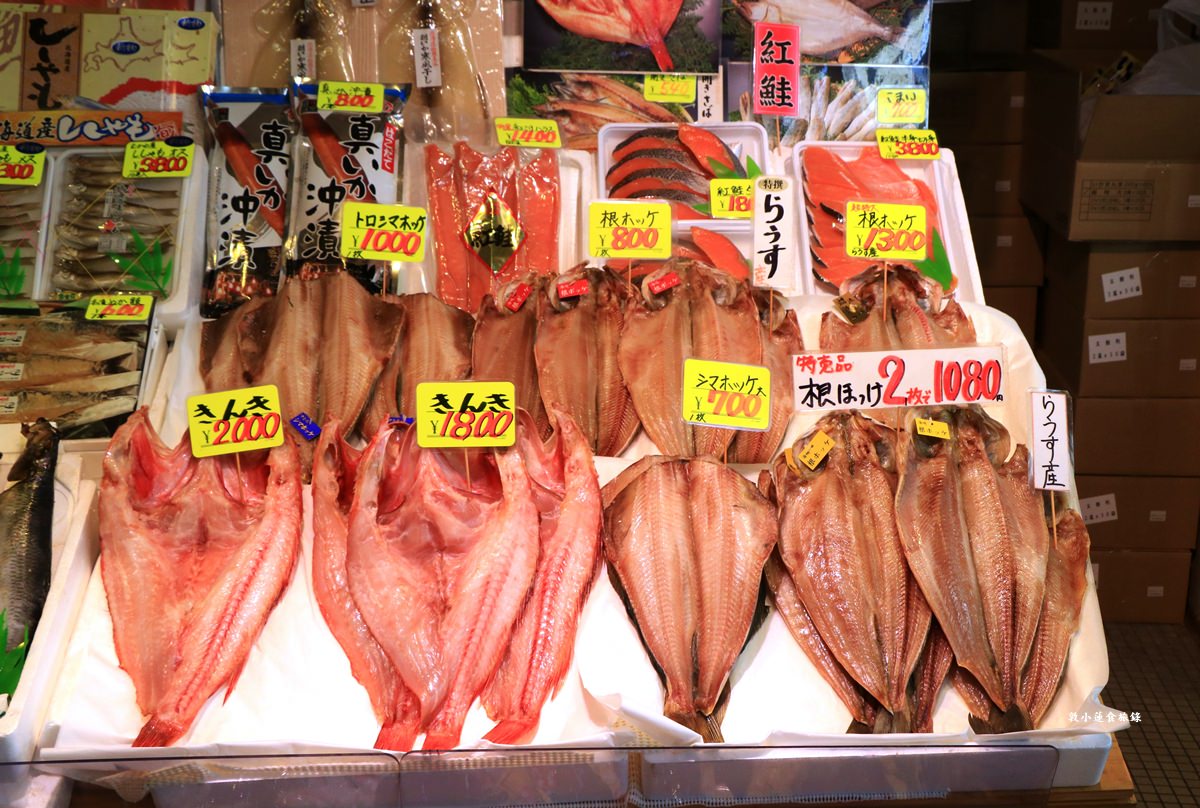 【北海道函館】函館朝市‧海鮮控看這裡,帝王蟹當早餐,滿當當海鮮料理等你逛 - 第25張圖