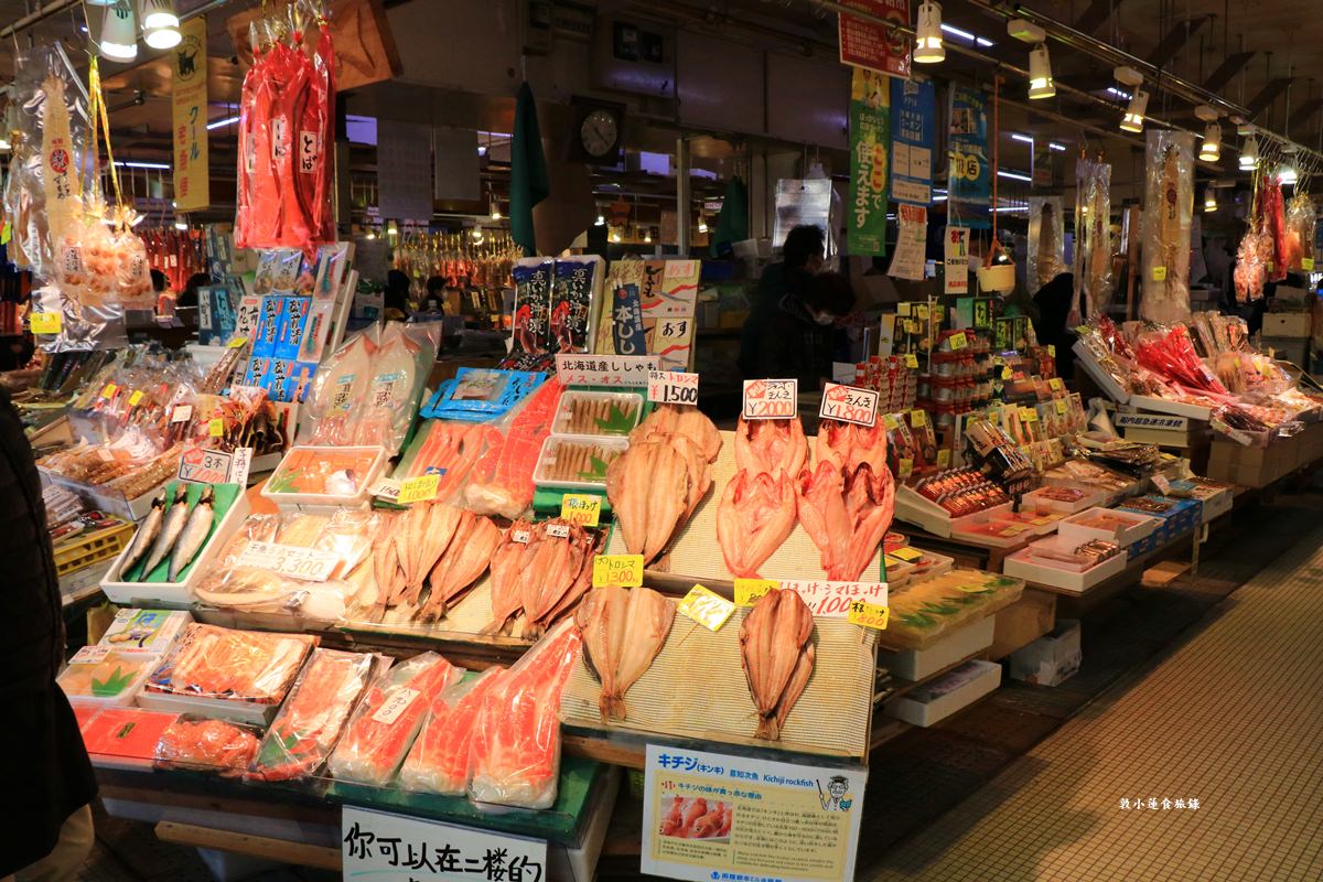 【北海道函館】函館朝市‧海鮮控看這裡,帝王蟹當早餐,滿當當海鮮料理等你逛 - 第24張圖