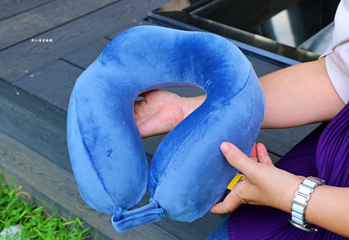 【旅行好物】Travel Blue 英國藍旅‧旅途有型經典款禮盒,親膚烤漆斜背包新品上市,寧靜頸枕人體工學設計,柔軟舒適旅行長途必備!! - 第10張圖