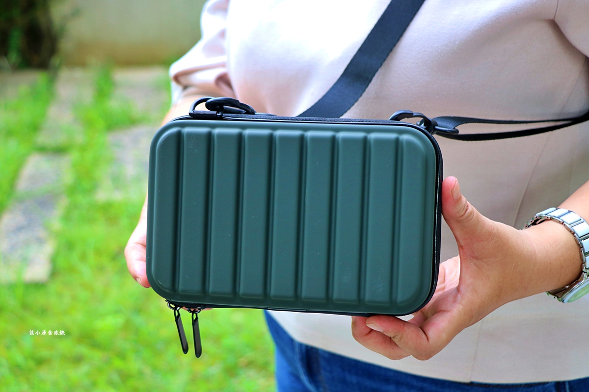 【旅行好物】Travel Blue 英國藍旅‧旅途有型經典款禮盒,親膚烤漆斜背包新品上市,寧靜頸枕人體工學設計,柔軟舒適旅行長途必備!! - 第6張圖