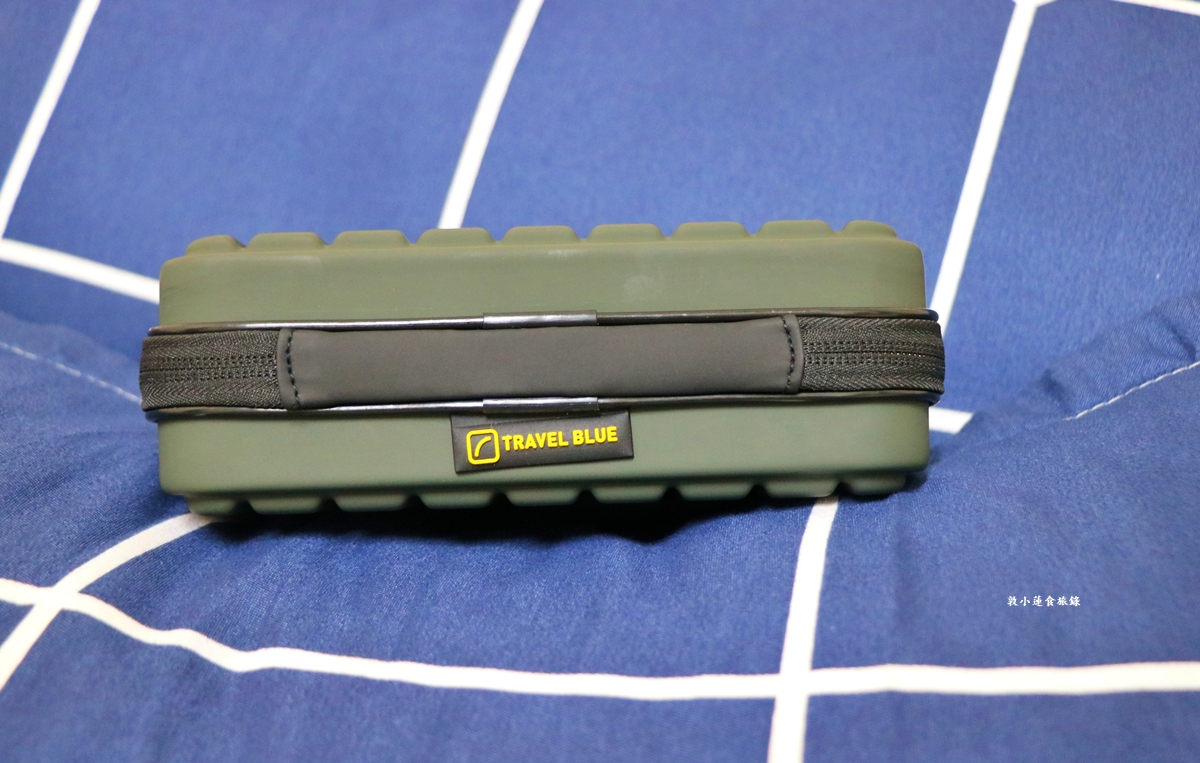【旅行好物】Travel Blue 英國藍旅‧旅途有型經典款禮盒,親膚烤漆斜背包新品上市,寧靜頸枕人體工學設計,柔軟舒適旅行長途必備!! - 第4張圖