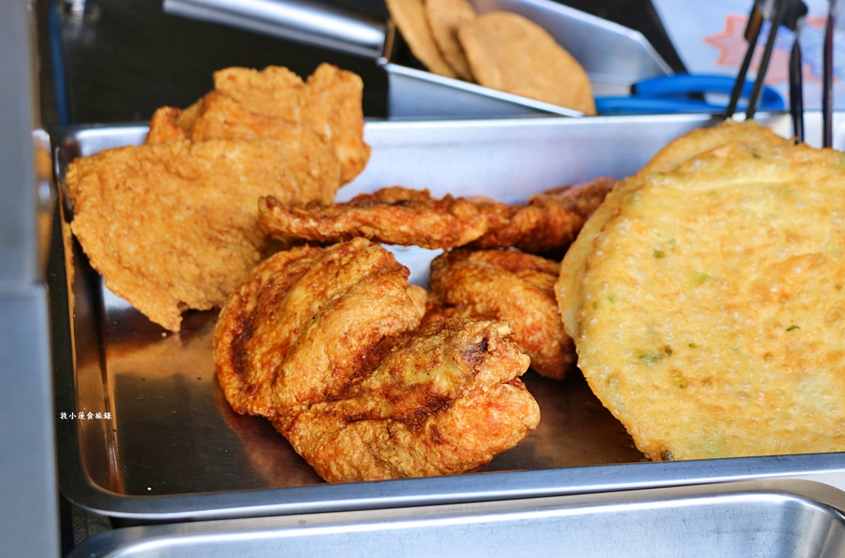 周媽媽香雞排‧國中學區最火的排隊美食，蔥油餅夾香雞排30年不變的老味道!!