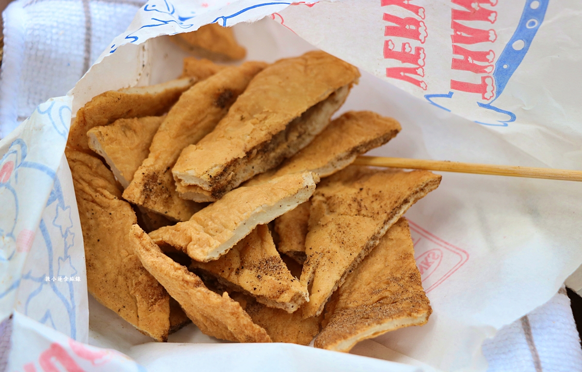 周媽媽香雞排‧國中學區最火的排隊美食，蔥油餅夾香雞排30年不變的老味道!!