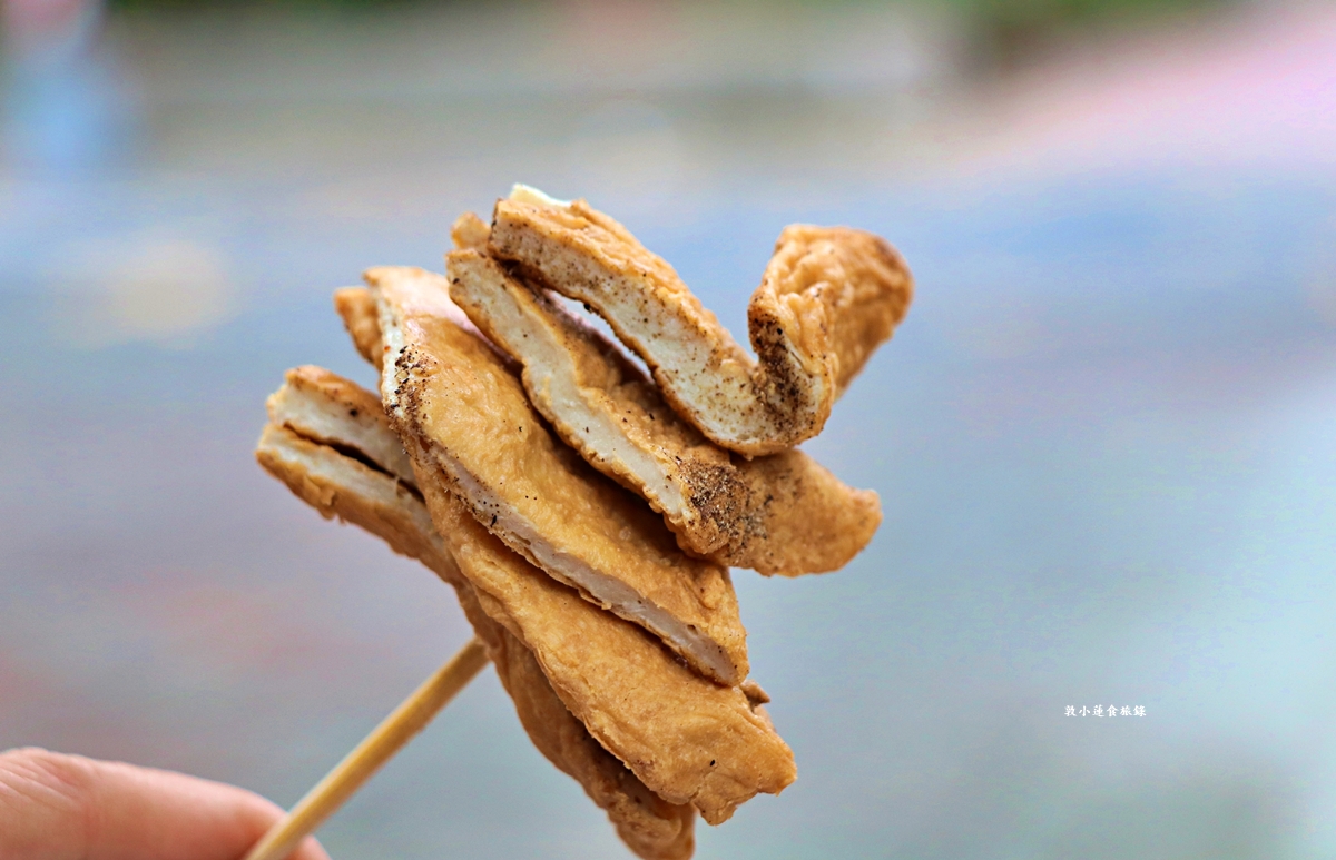 周媽媽香雞排‧國中學區最火的排隊美食，蔥油餅夾香雞排30年不變的老味道!!