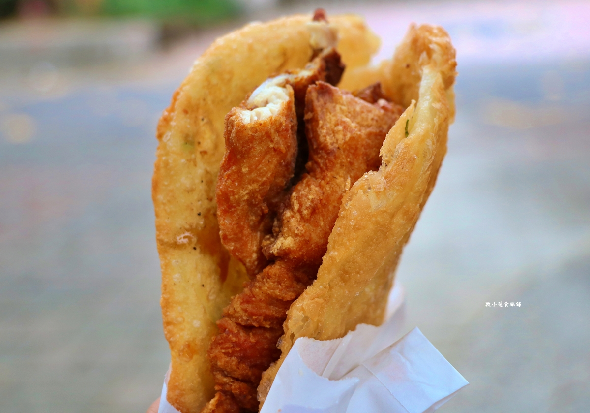 周媽媽香雞排‧國中學區最火的排隊美食，蔥油餅夾香雞排30年不變的老味道!!
