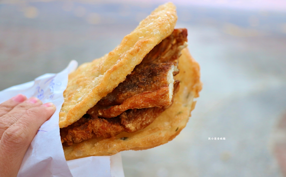 周媽媽香雞排‧國中學區最火的排隊美食，蔥油餅夾香雞排30年不變的老味道!!