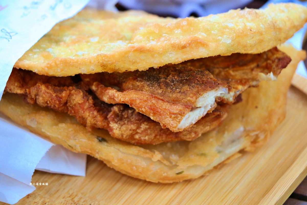 周媽媽香雞排‧國中學區最火的排隊美食，蔥油餅夾香雞排30年不變的老味道!!