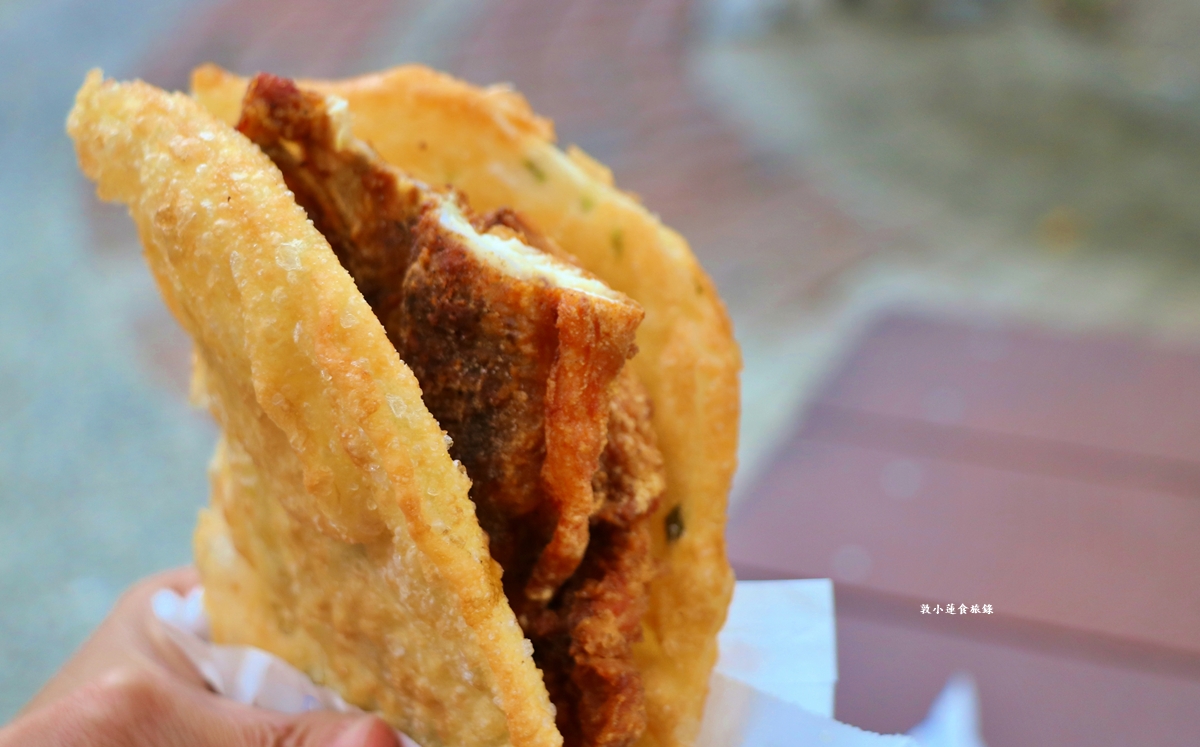 周媽媽香雞排‧國中學區最火的排隊美食，蔥油餅夾香雞排30年不變的老味道!!