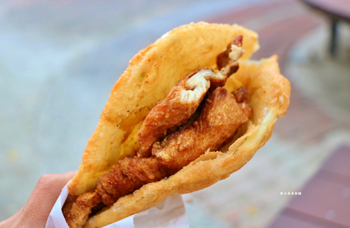 周媽媽香雞排‧國中學區最火的排隊美食，蔥油餅夾香雞排30年不變的老味道!!