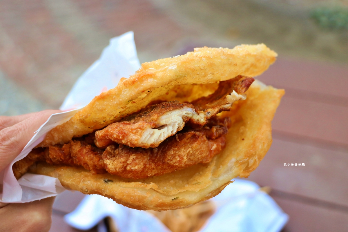 周媽媽香雞排‧國中學區最火的排隊美食，蔥油餅夾香雞排30年不變的老味道!!