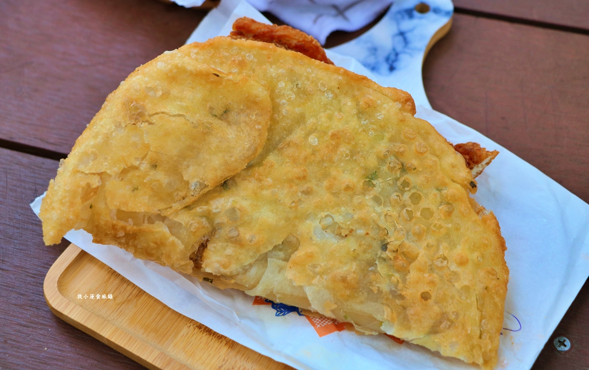 周媽媽香雞排‧國中學區最火的排隊美食，蔥油餅夾香雞排30年不變的老味道!!