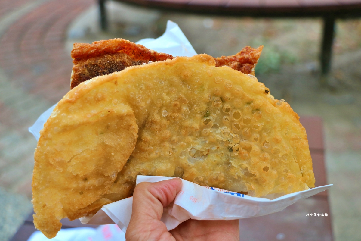 周媽媽香雞排‧國中學區最火的排隊美食，蔥油餅夾香雞排30年不變的老味道!!