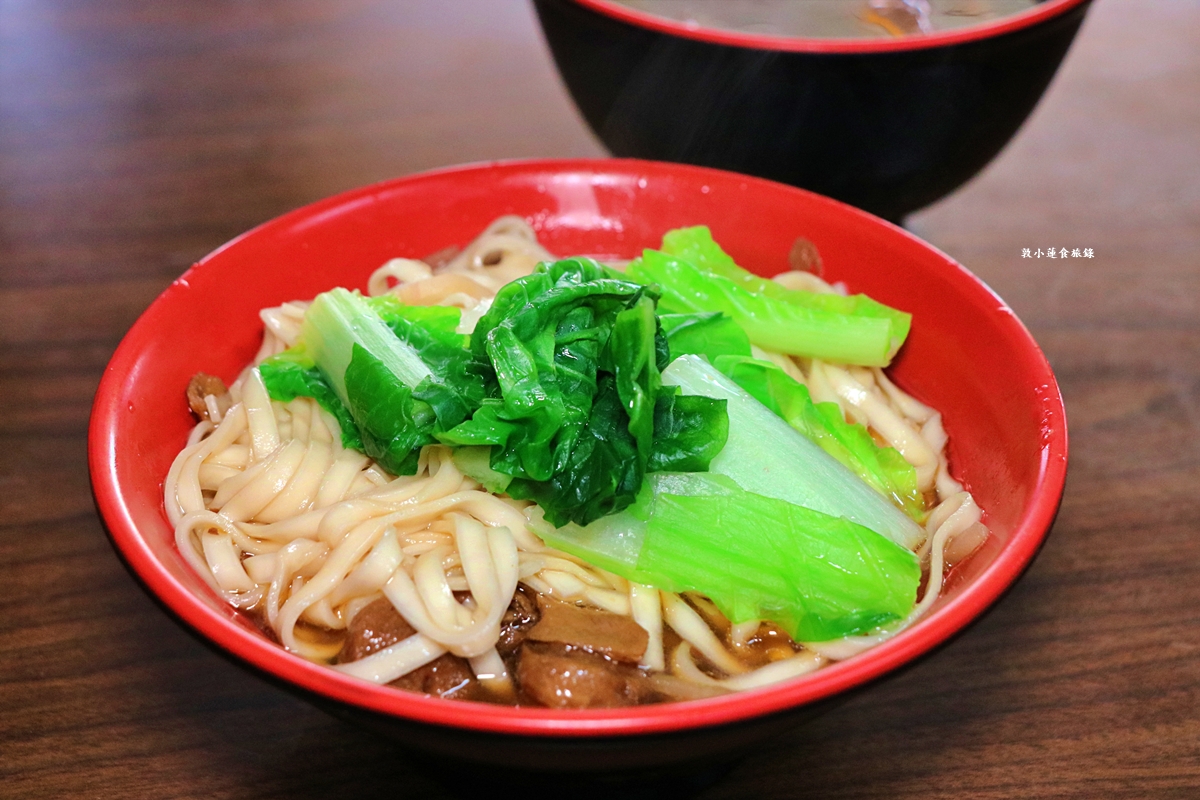 樂融素食‧巷口素食初一、十五新選擇，當歸湯滿滿一碗用料實在，還有素肉排便當!!