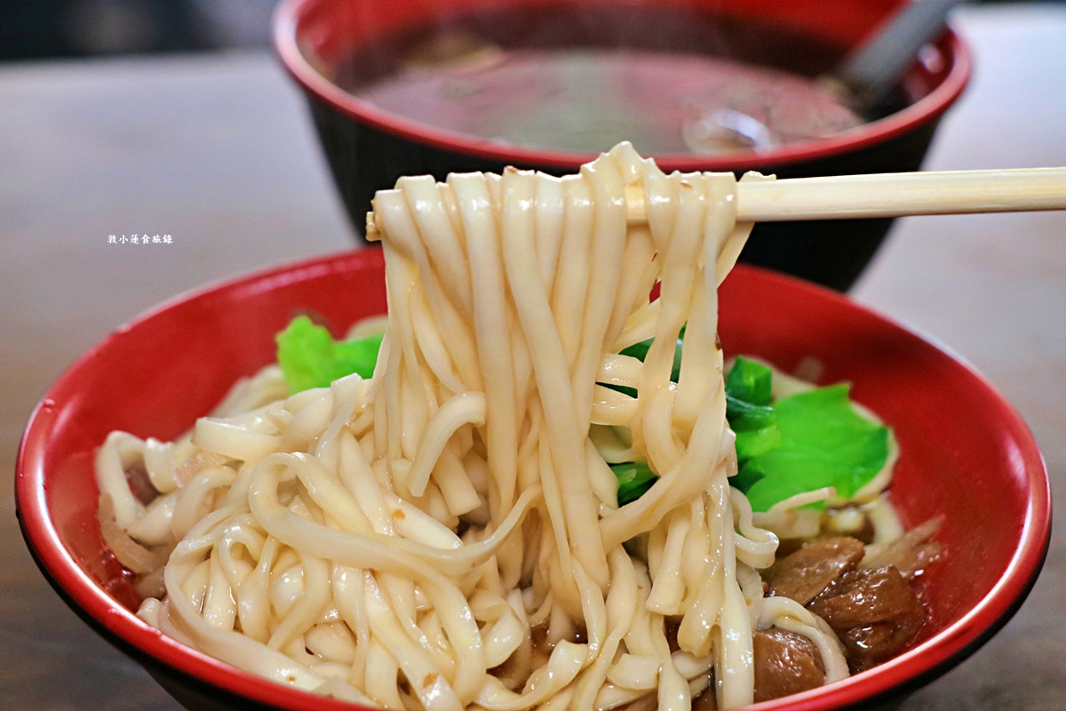 樂融素食‧巷口素食初一、十五新選擇，當歸湯滿滿一碗用料實在，還有素肉排便當!!