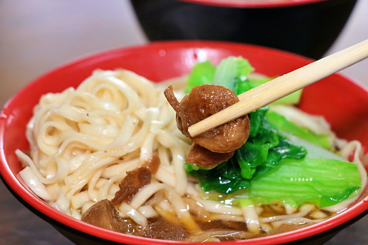 樂融素食‧巷口素食初一、十五新選擇，當歸湯滿滿一碗用料實在，還有素肉排便當!!